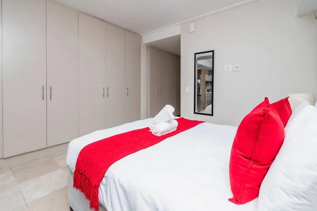Canal-Side Serenity: Stylish Apartment Retreat Cape Town 0*,