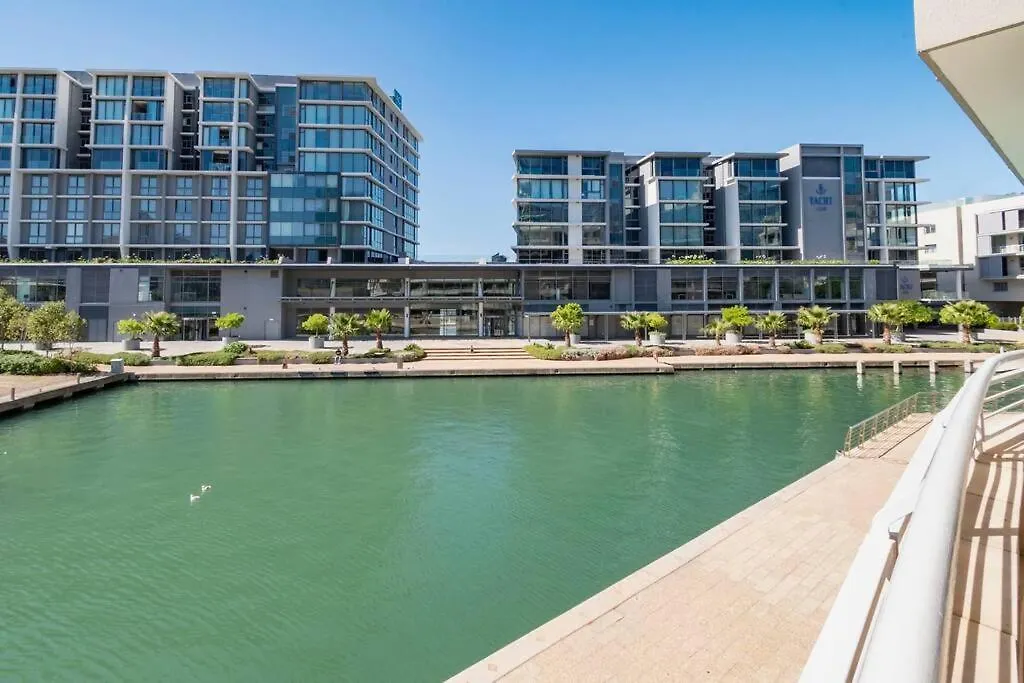 Canal-Side Serenity: Stylish Apartment Retreat Cape Town 0*,