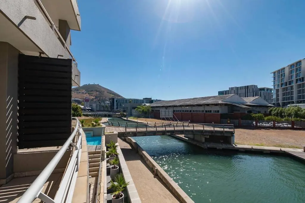 Canal-Side Serenity: Stylish Apartment Retreat Cape Town Güney Afrika